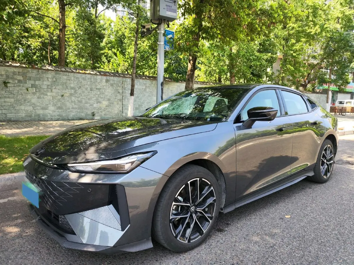 2024 ChangAn UNI-V iDD 1.5L 110HP L4 E-CVT PHEV 18.99KWH