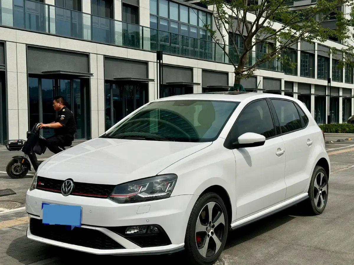 2016 Volkswagen Polo 1.4T 150HP L4 7DCT