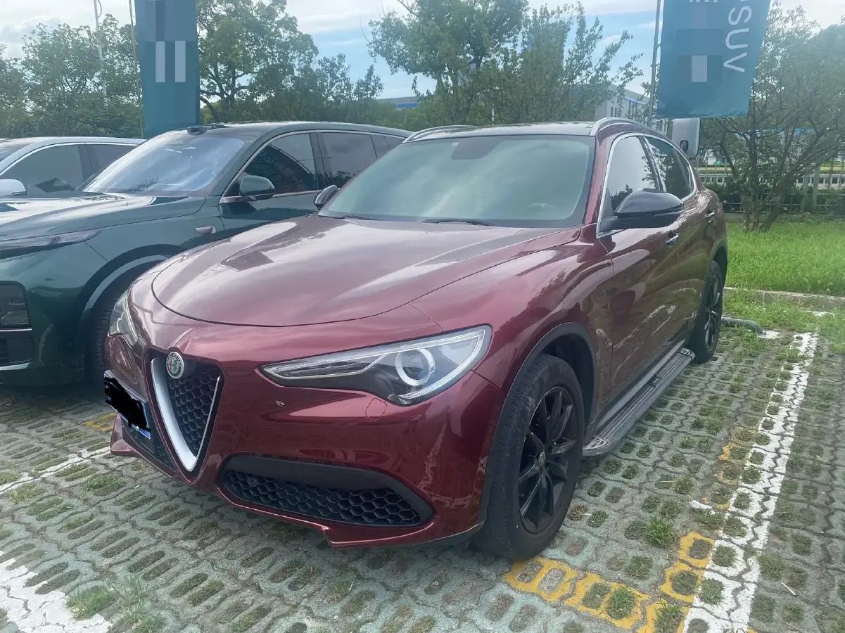 2017 Alfa Romeo Stelvio 2.0T 200HP L4 8AT