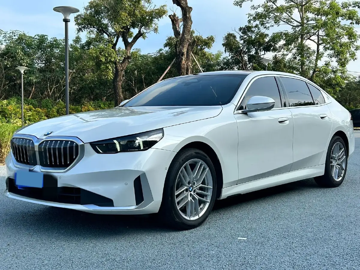 2024 BMW 5 Series 2.0T 190HP L4 8AT