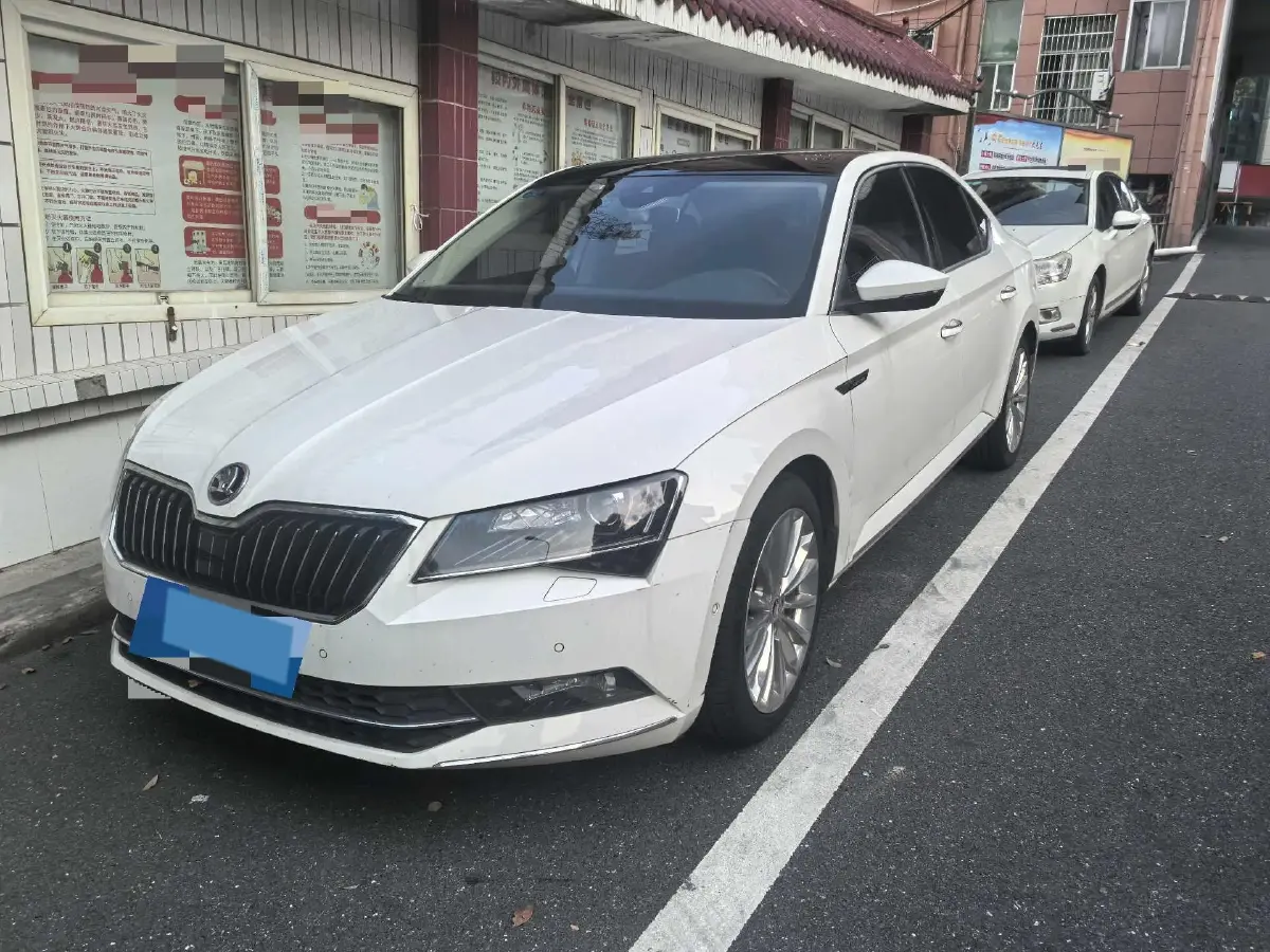 2018 Skoda Superb 2.0T 220HP L4 7DCT