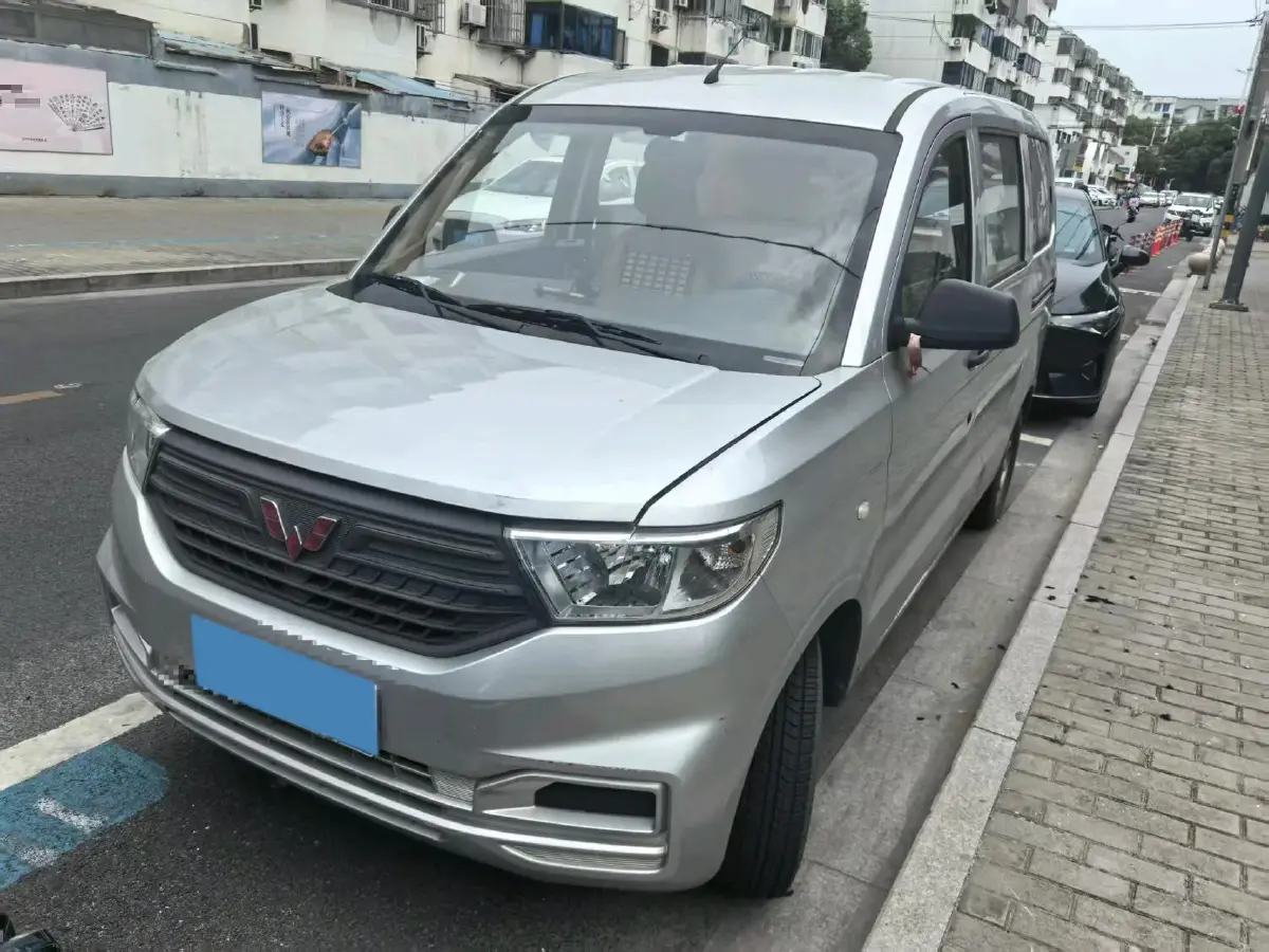 2022 WuLing HongGuang V 1.5L 99HP L4 6MT