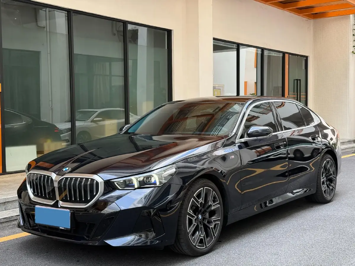 2025 BMW 5 Series 2.0T 258HP L4 8AT