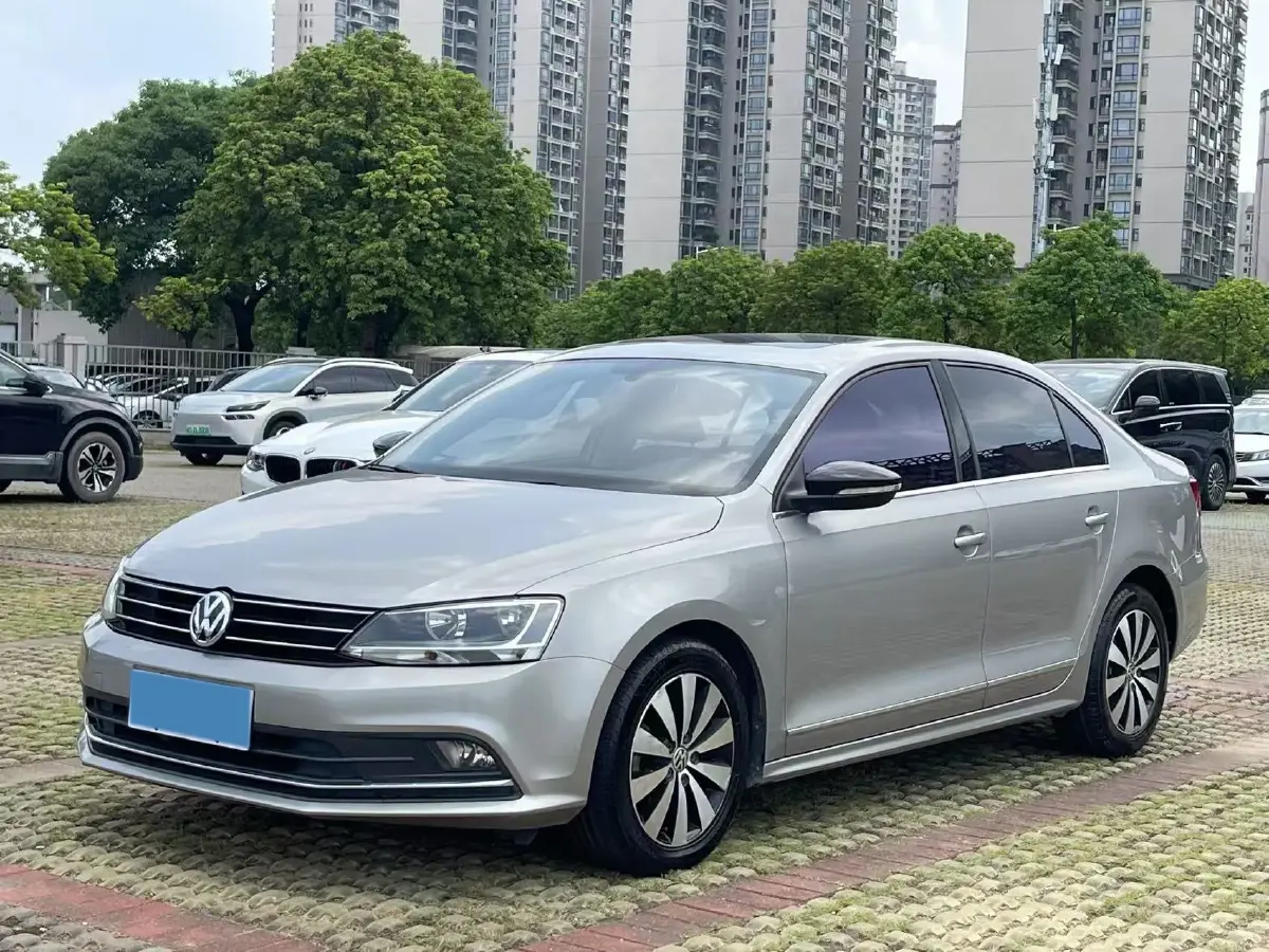 2017 Volkswagen Sagitar 1.2T 110HP L4 7DCT