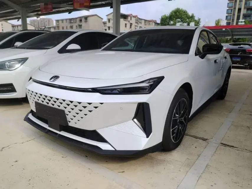 2024 ChangAn UNI-V iDD 1.5L 110HP L4 E-CVT PHEV 18.99KWH