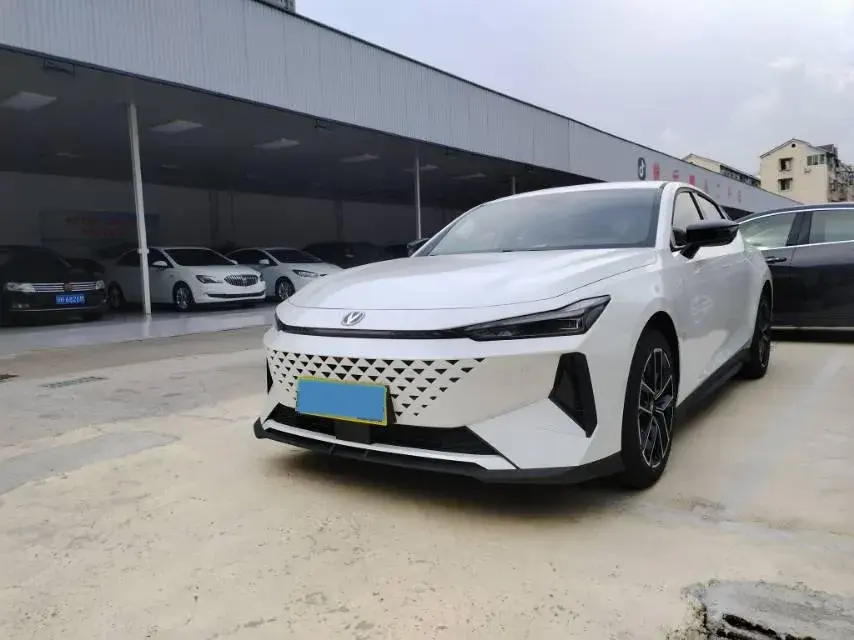 2024 ChangAn UNI-V iDD 1.5L 110HP L4 E-CVT PHEV 18.99KWH