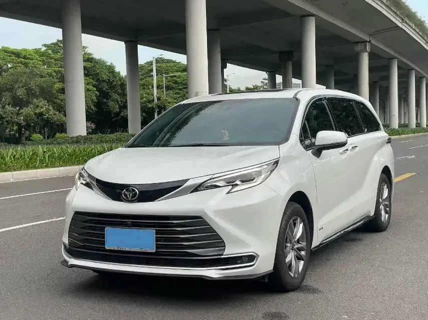 2024 Toyota Sienna 2.5L 189HP L4 E-CVT Hybrid