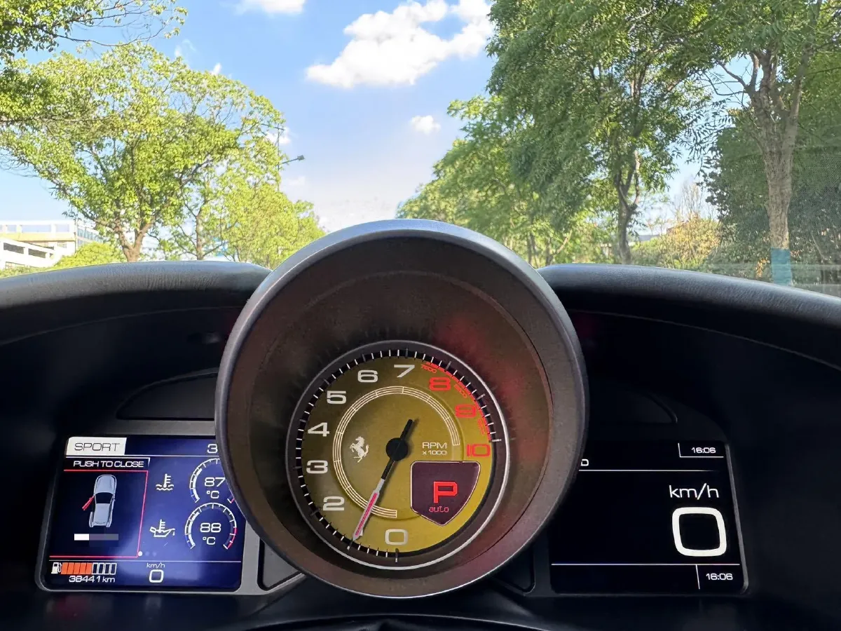 2017 Ferrari GTC4 Lusso 3.9T 609HP V8 7DCT,autocango,china used car exporter,china ev exporter,chinese used car exporter,chinese used ev exporter