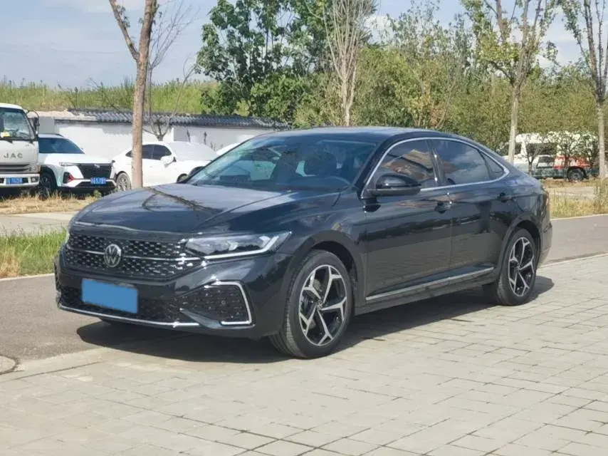 2025 Volkswagen Passat 2.0T 220HP L4 7DCT