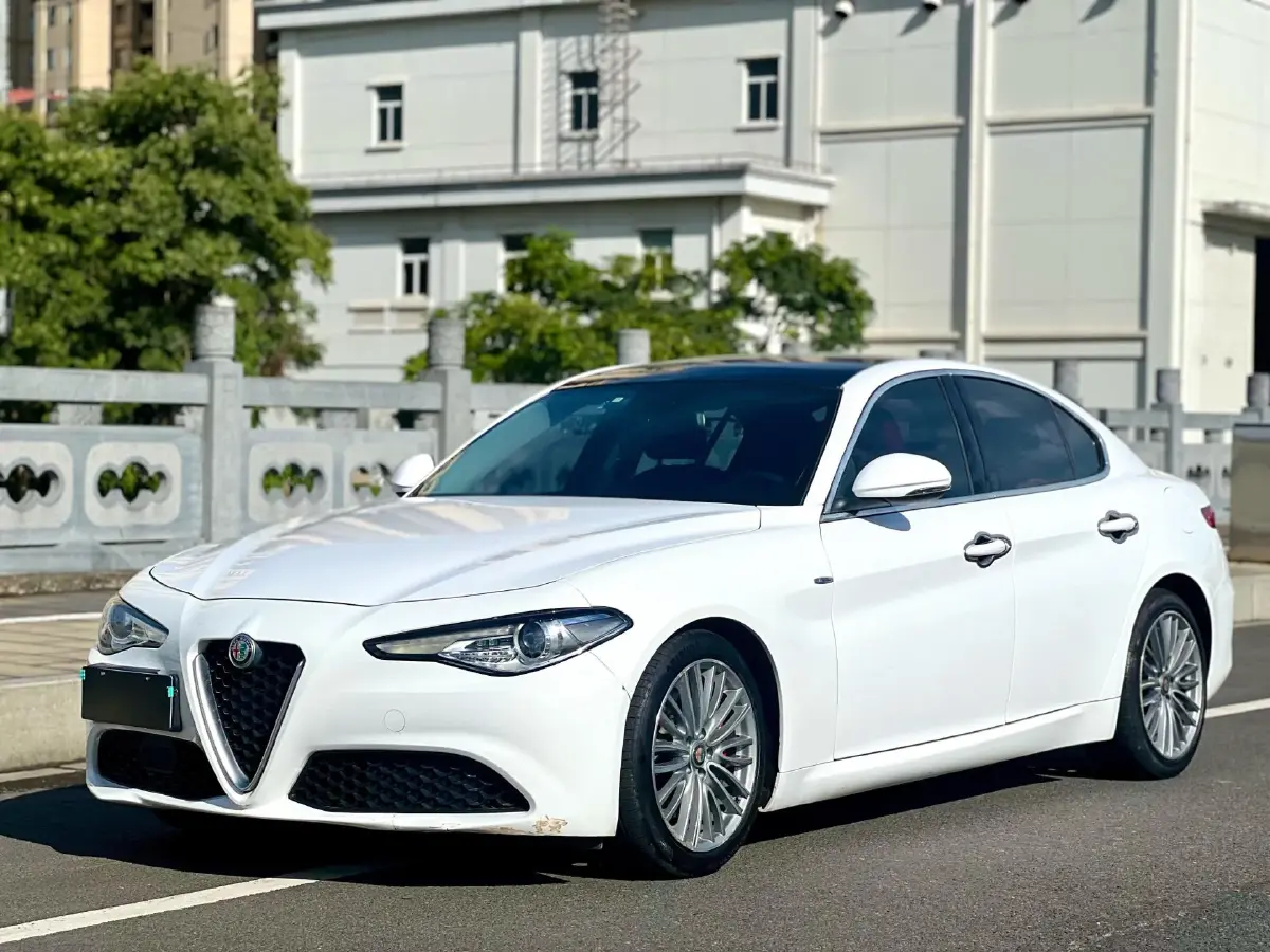 2017 Alfa Romeo Giulia 2.0T 280HP L4 8AT