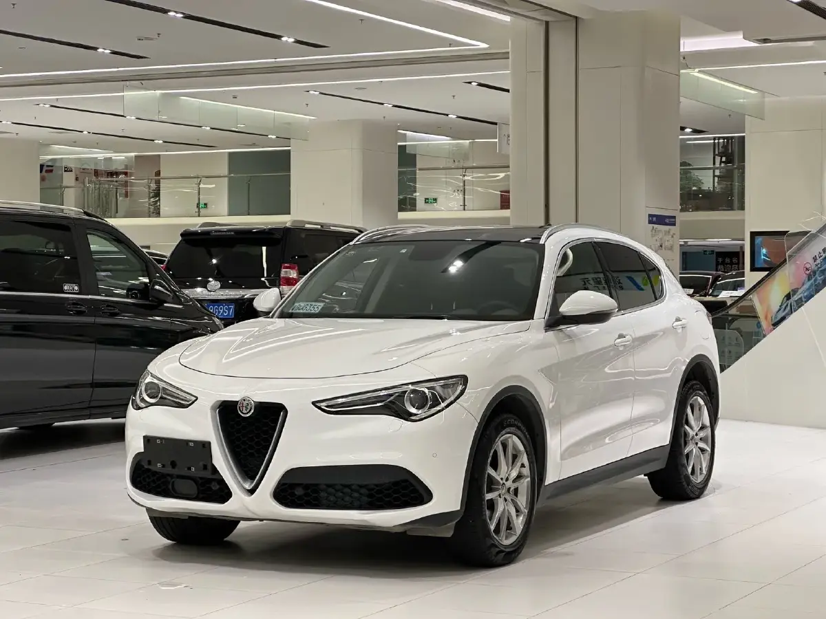 2017 Alfa Romeo Stelvio 2.0T 200HP L4 8AT