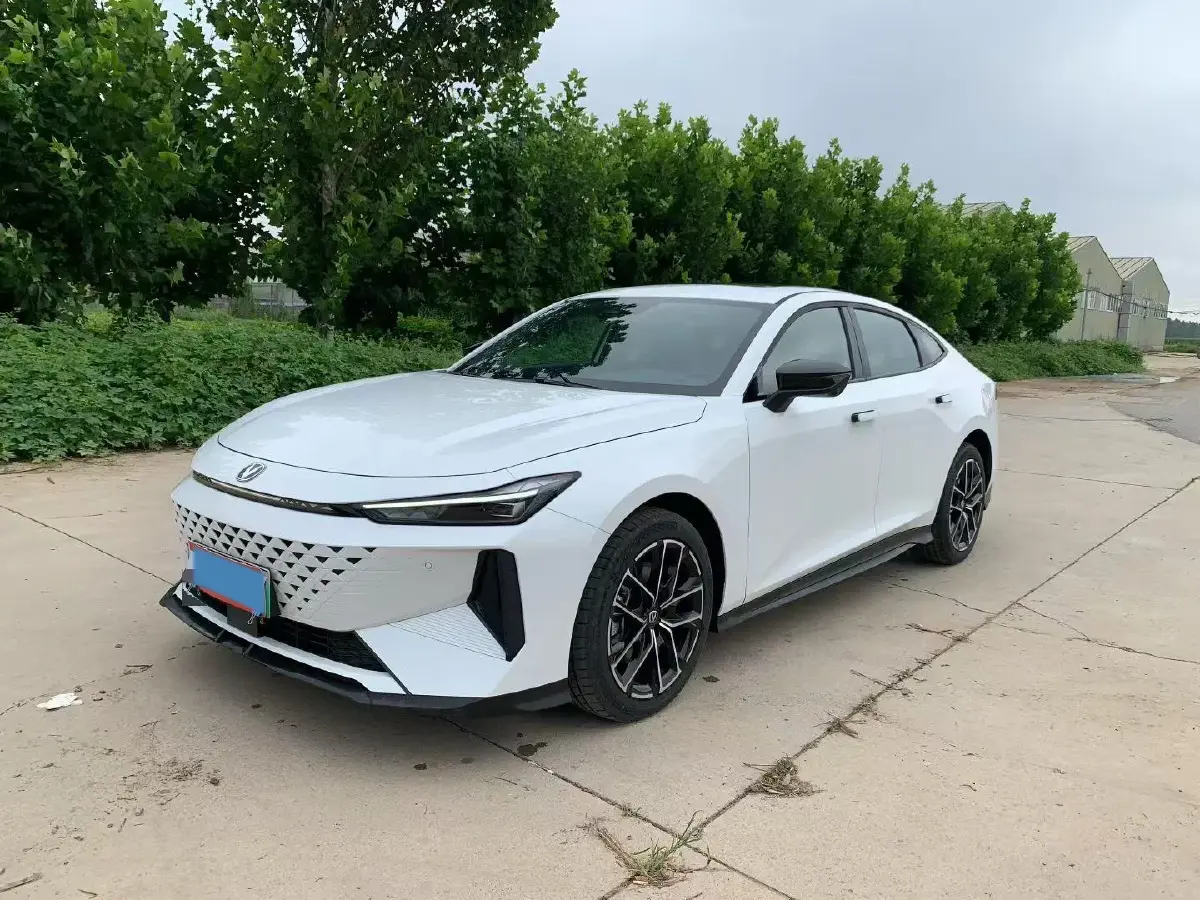 2024 ChangAn UNI-V iDD 1.5L 110HP L4 E-CVT PHEV 18.99KWH