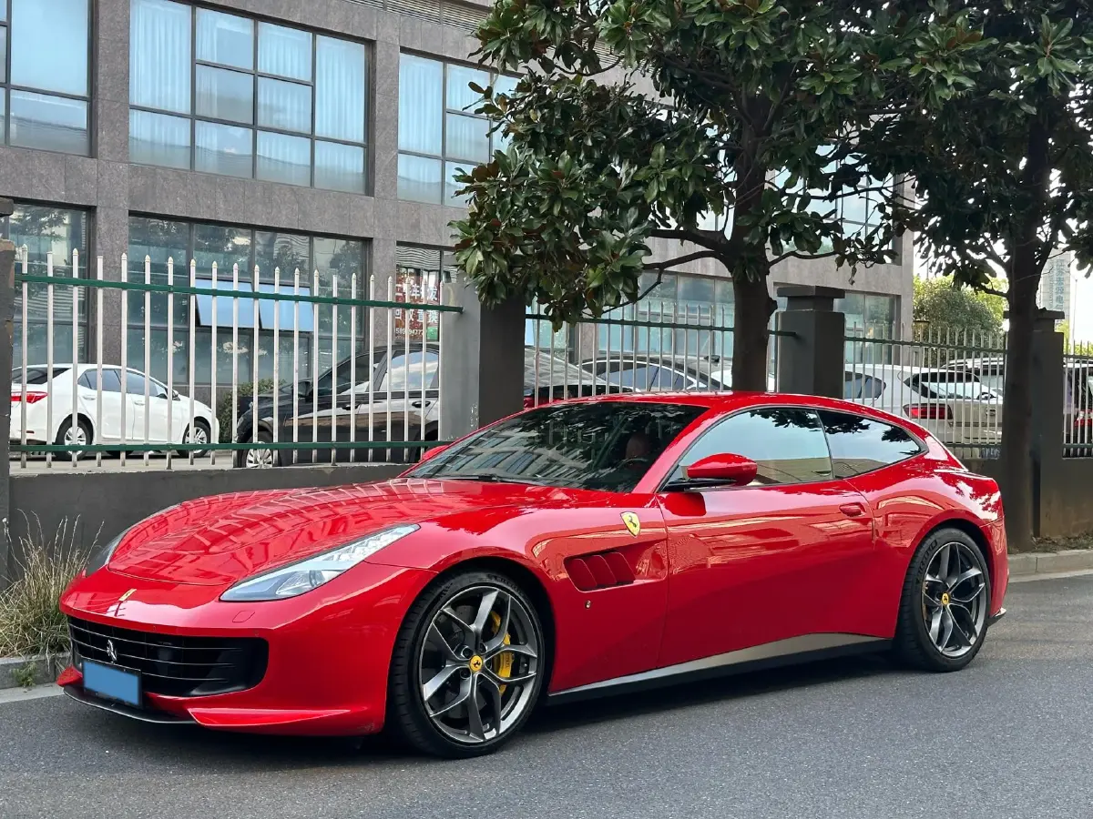 2017 Ferrari GTC4 Lusso 3.9T 609HP V8 7DCT