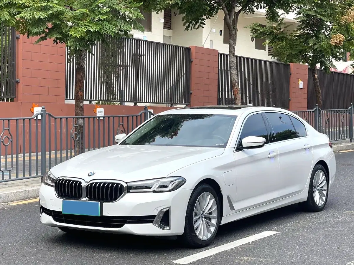 2022 BMW 5 Series 2.0T 184HP L4 8AT PHEV 17.7KWH