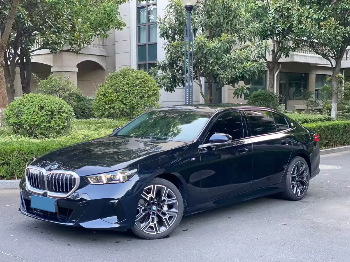 2024 BMW 5 Series 2.0T 258HP L4 8AT