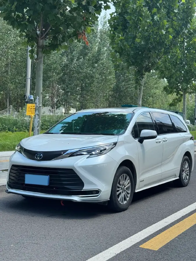 2023 Toyota Sienna 2.5L 189HP L4 E-CVT Hybrid