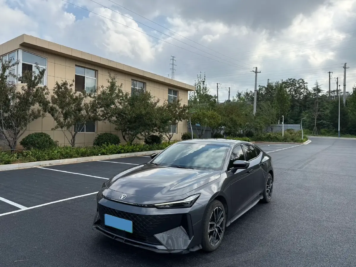 2024 ChangAn UNI-V iDD 1.5L 110HP L4 E-CVT PHEV 18.99KWH