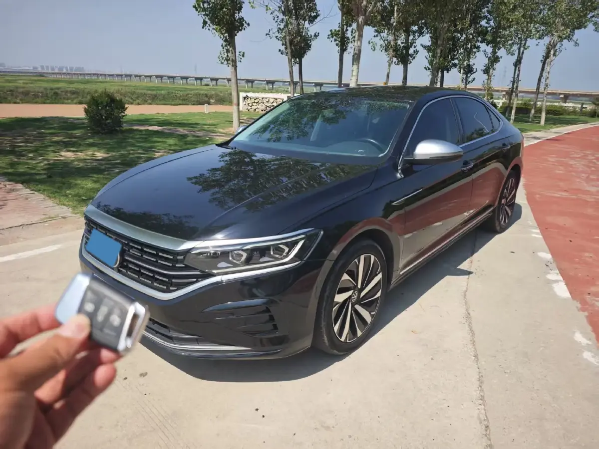 2023 Volkswagen Passat 2.0T 220HP L4 7DCT