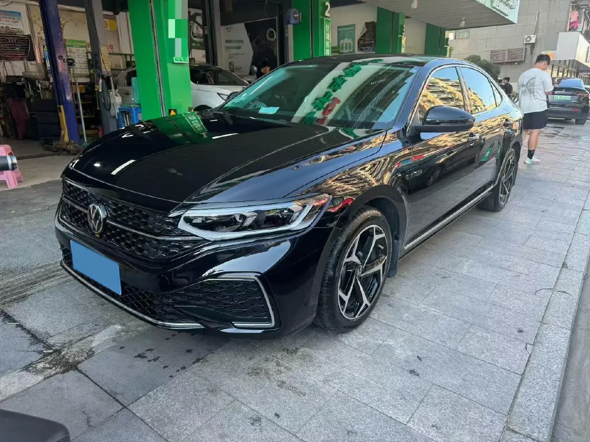 2022 Volkswagen Passat 2.0T 186HP L4 7DCT