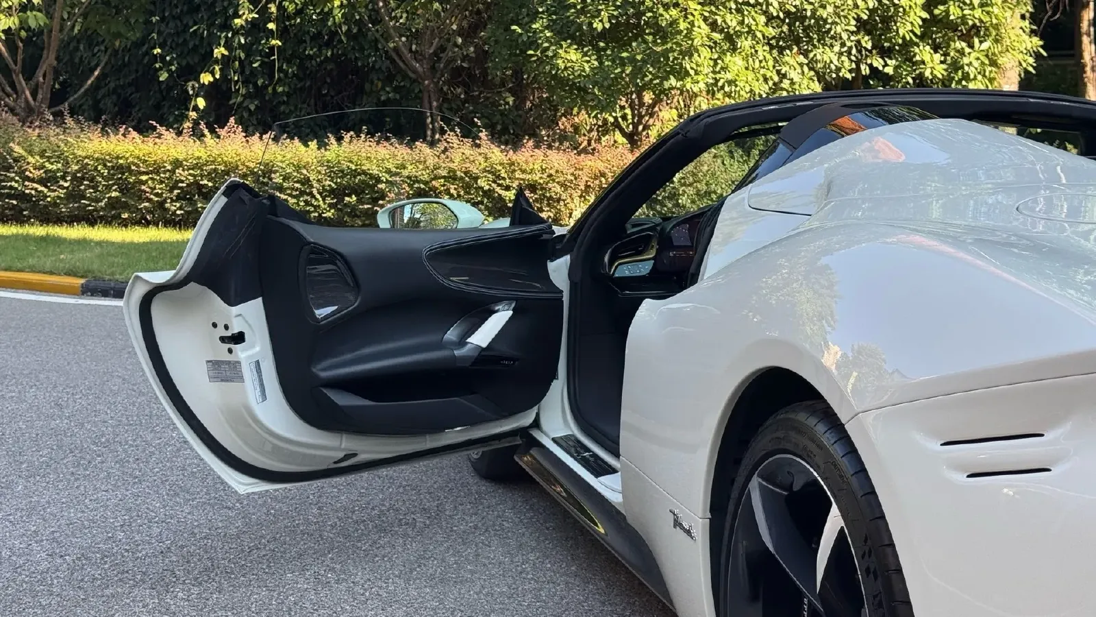 2021 Ferrari SF90 3.9T 781HP V8 8DCT PHEV 7.9KWH,autocango,china used car exporter,china ev exporter,chinese used car exporter,chinese used ev exporter