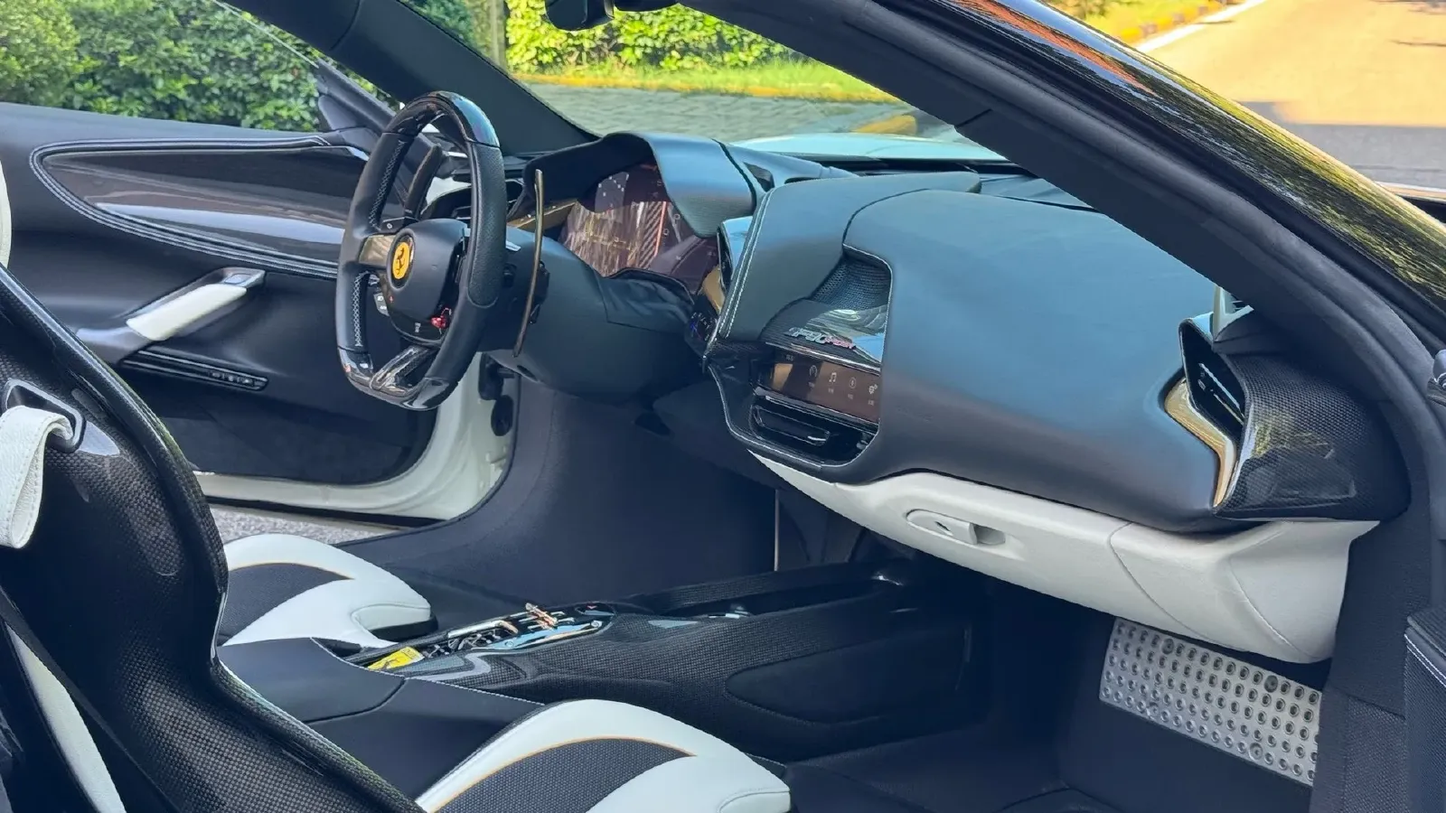 2021 Ferrari SF90 3.9T 781HP V8 8DCT PHEV 7.9KWH,autocango,china used car exporter,china ev exporter,chinese used car exporter,chinese used ev exporter