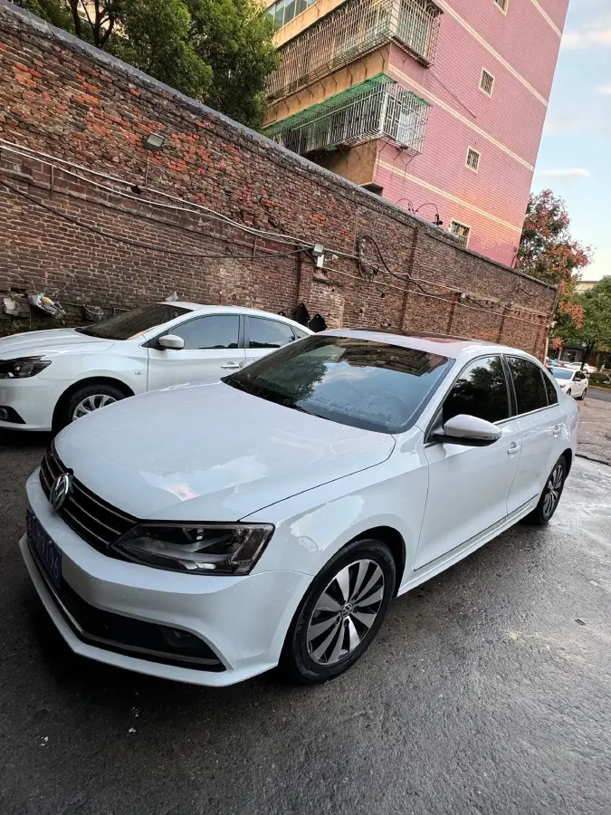 2017 Volkswagen Sagitar 1.4T 150HP L4 7DCT