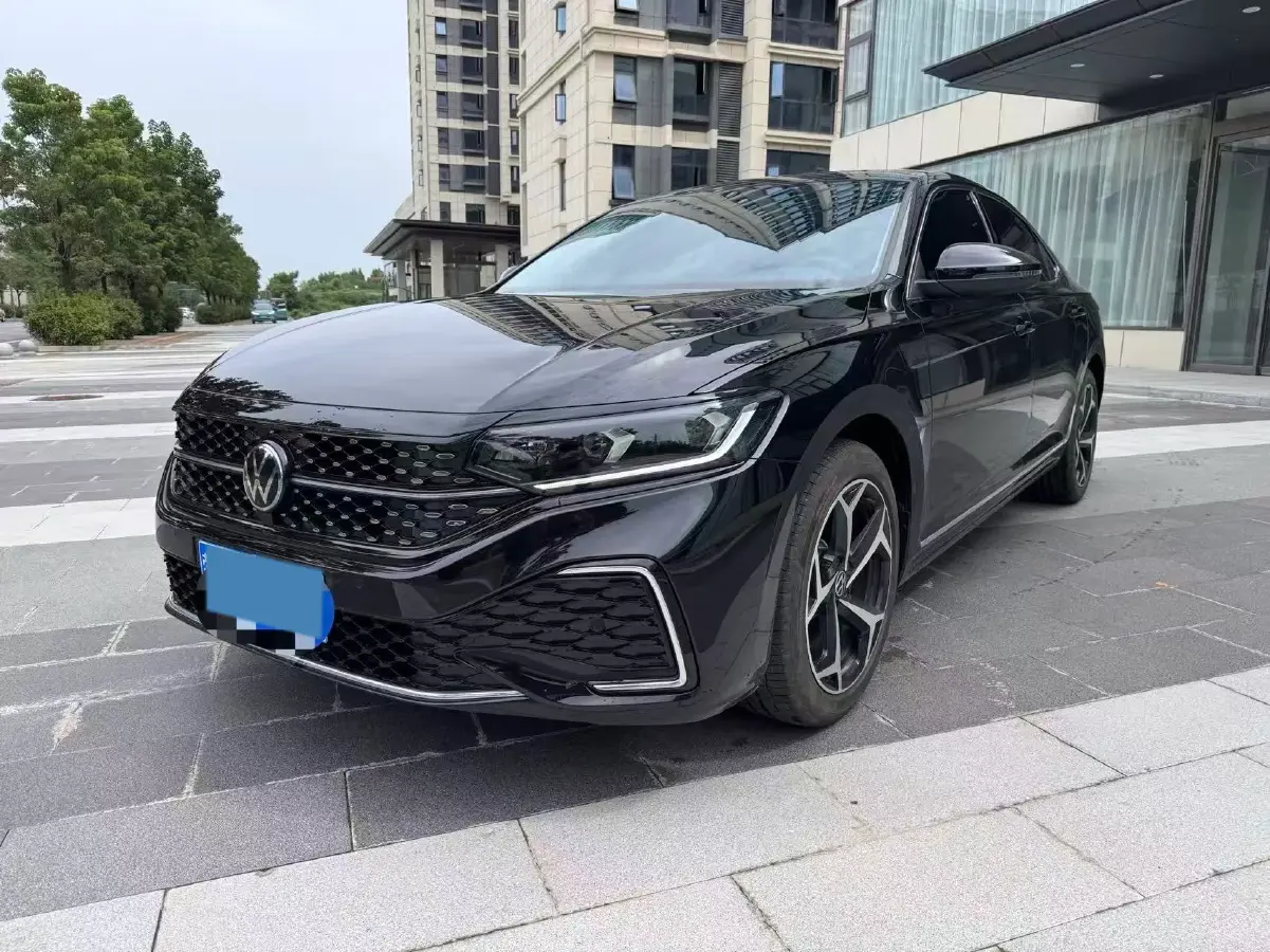 2025 Volkswagen Passat 2.0T 186HP L4 7DCT