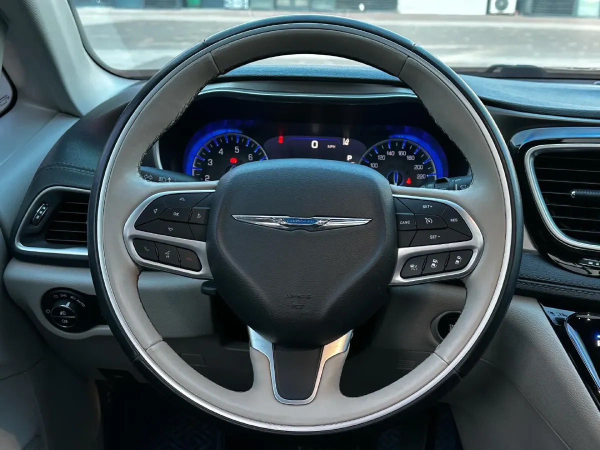 2017 Chrysler Pacifica 3.6L 279HP V6 9AT,autocango,china used car exporter,china ev exporter,chinese used car exporter,chinese used ev exporter