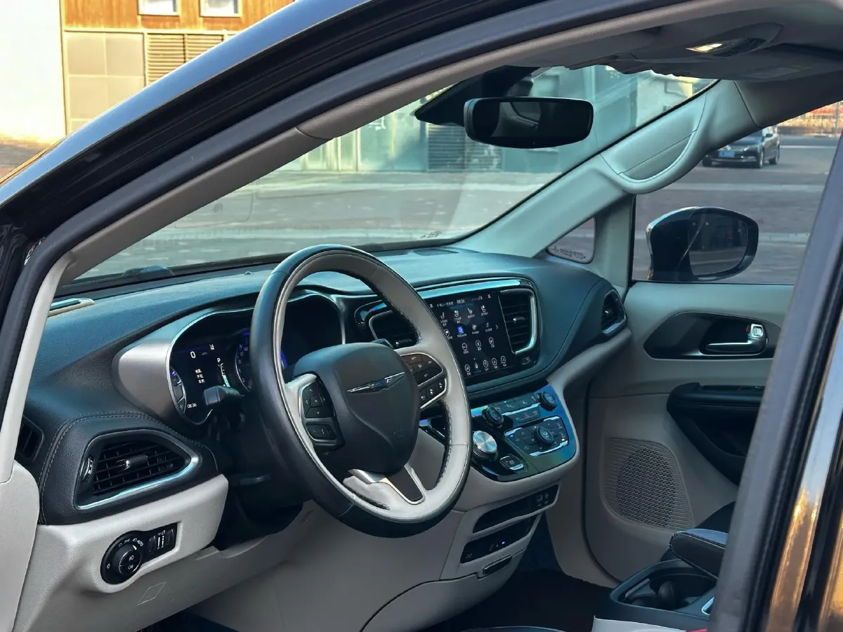 2017 Chrysler Pacifica 3.6L 279HP V6 9AT,autocango,china used car exporter,china ev exporter,chinese used car exporter,chinese used ev exporter