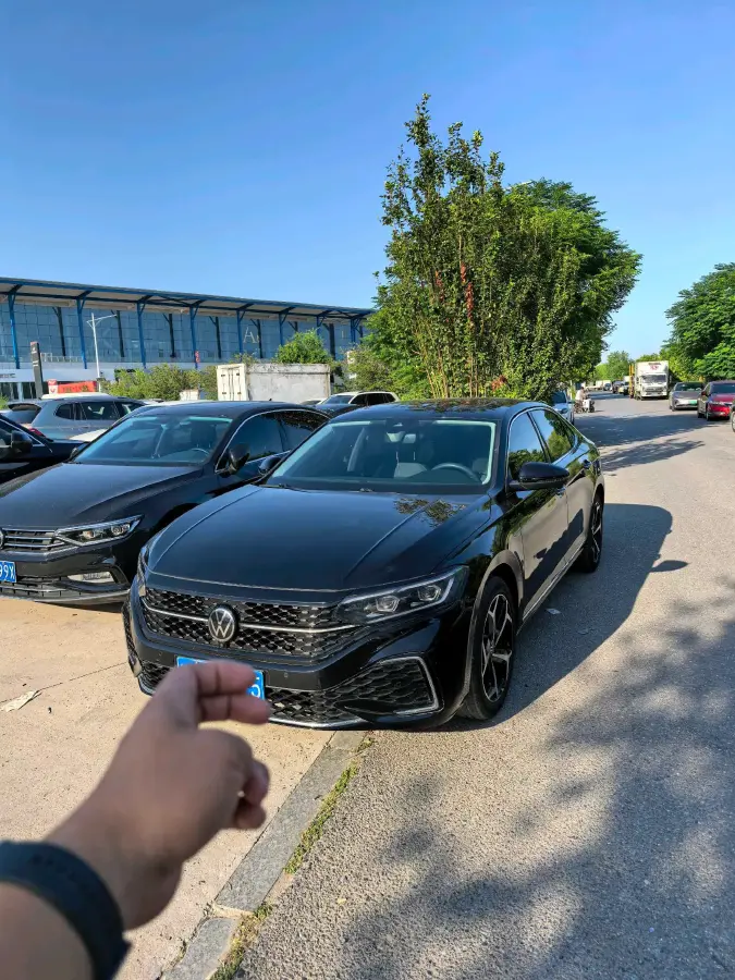 2024 Volkswagen Passat 2.0T 220HP L4 7DCT