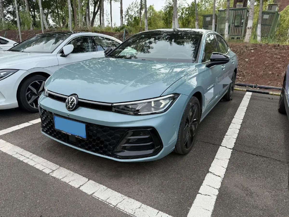 2025 Volkswagen Passat 2.0T 220HP L4 7DCT