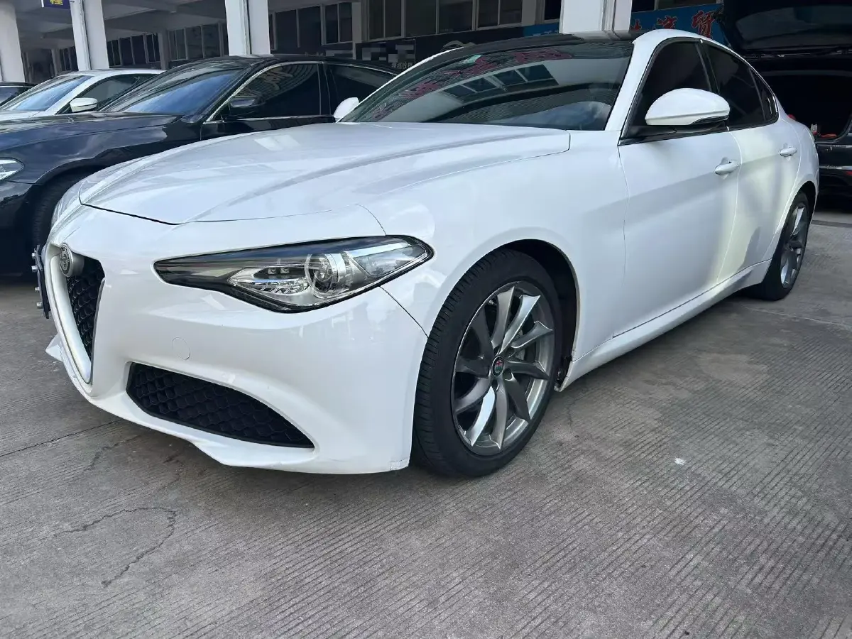 2017 Alfa Romeo Giulia 2.0T 200HP L4 8AT