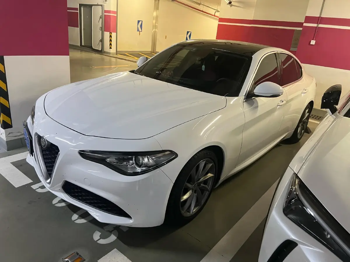 2017 Alfa Romeo Giulia 2.0T 200HP L4 8AT