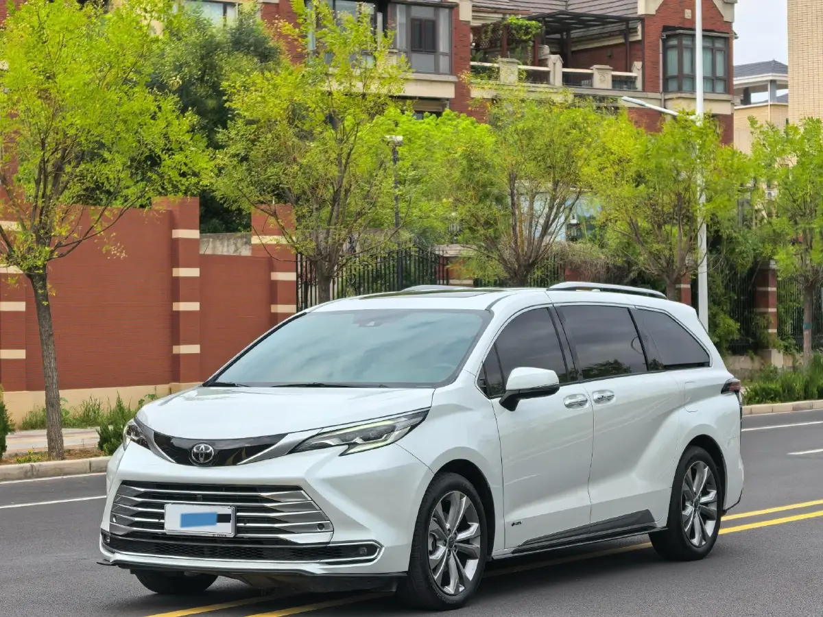 2024 Toyota Sienna 2.5L 189HP L4 E-CVT Hybrid