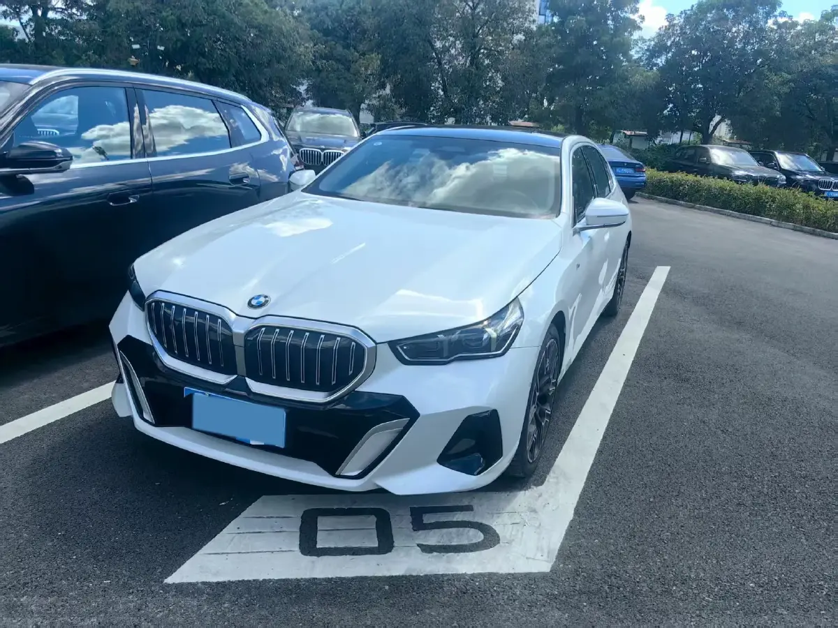 2024 BMW 5 Series 2.0T 258HP L4 8AT