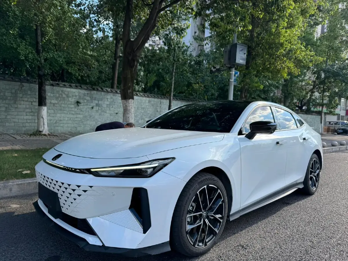 2024 ChangAn UNI-V iDD 1.5L 110HP L4 E-CVT PHEV 18.99KWH