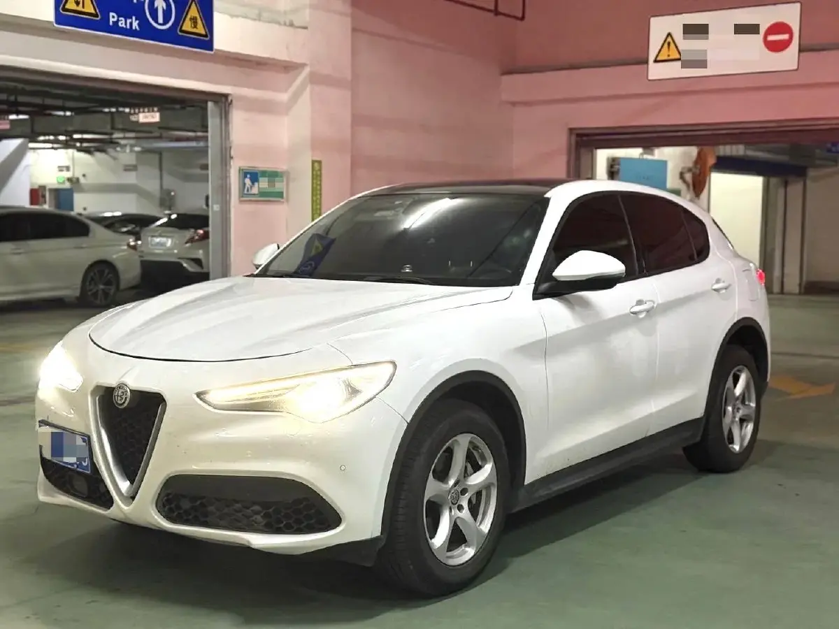 2017 Alfa Romeo Stelvio 2.0T 200HP L4 8AT