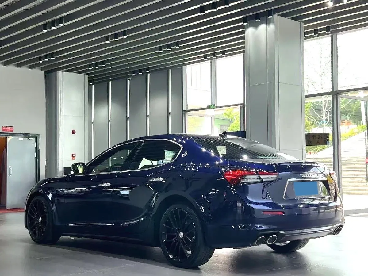 2021 Maserati Ghibli 2.0T 330HP L4 8AT,autocango,china used car exporter,china ev exporter,chinese used car exporter,chinese used ev exporter