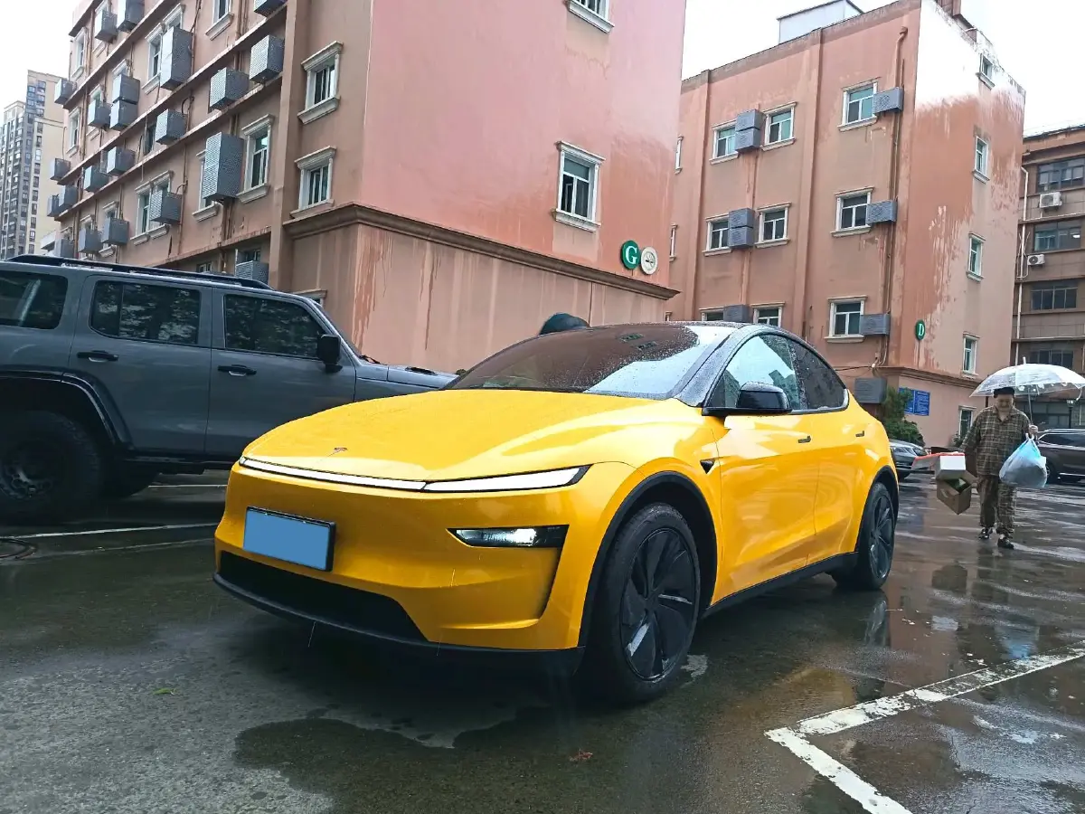 2025 Tesla Model Y BEV 62.5KWH