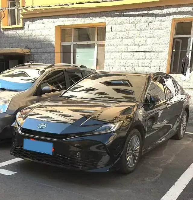 2025 Toyota Camry 2.0L 152HP L4 E-CVT Hybrid