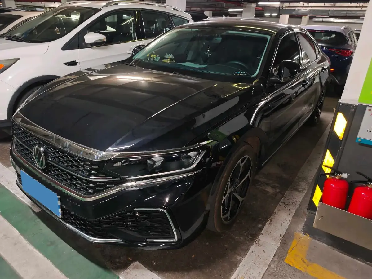 2024 Volkswagen Passat 2.0T 220HP L4 7DCT