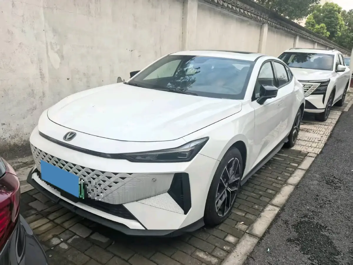 2024 ChangAn UNI-V iDD 1.5L 110HP L4 E-CVT PHEV 18.99KWH