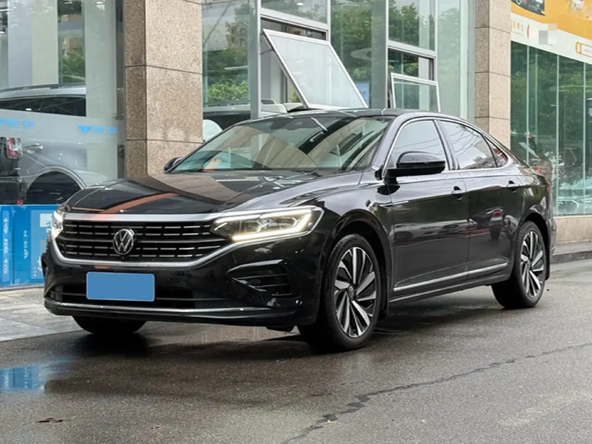 2023 Volkswagen Passat 2.0T 220HP L4 7DCT