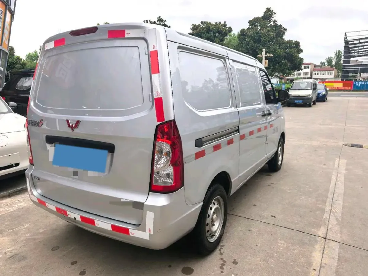 2021 WuLing RongGuang S 1.2L 76HP L4 5MT,autocango,china used car exporter,china ev exporter,chinese used car exporter,chinese used ev exporter
