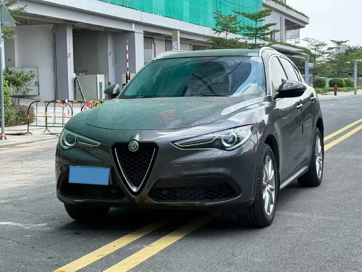 2017 Alfa Romeo Stelvio 2.0T 200HP L4 8AT