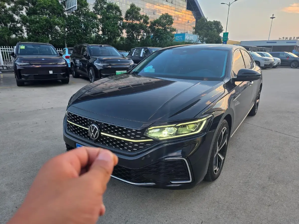 2024 Volkswagen Passat 2.0T 220HP L4 7DCT