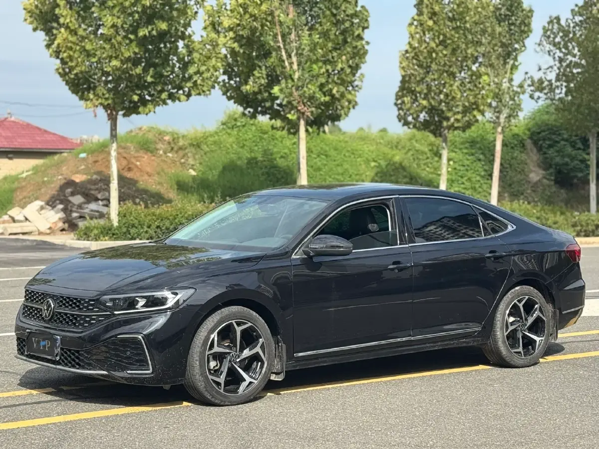 2023 Volkswagen Passat 2.0T 186HP L4 7DCT