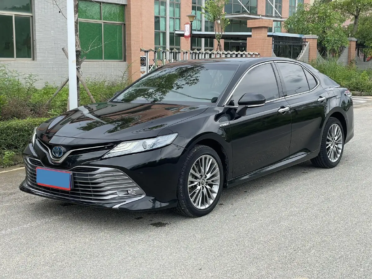2019 Toyota Camry 2.5L 178HP L4 E-CVT Hybrid