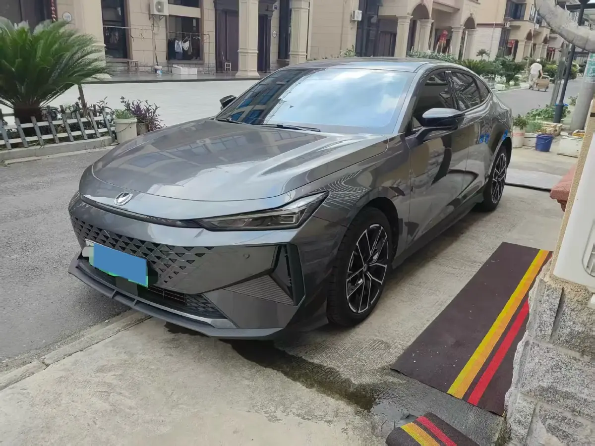 2024 ChangAn UNI-V iDD 1.5L 110HP L4 E-CVT PHEV 18.99KWH