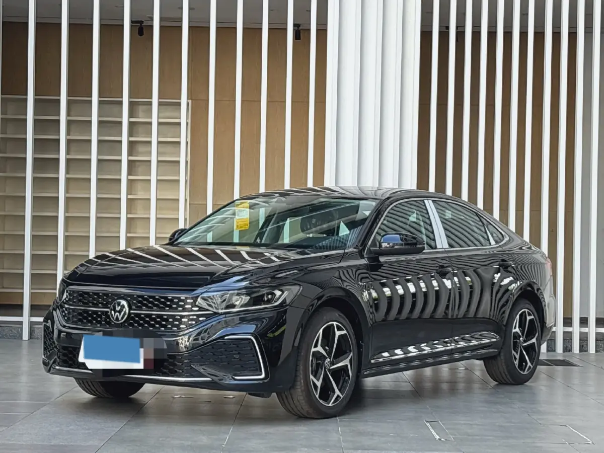 2025 Volkswagen Passat 2.0T 186HP L4 7DCT